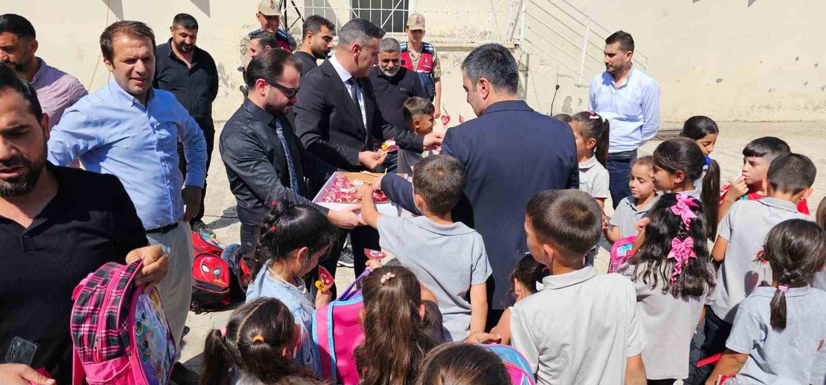 Dicle\'de İlköğretim Haftası coşkuyla kutlandı, öğrencilere çanta ve kırtasiye hediye edildi