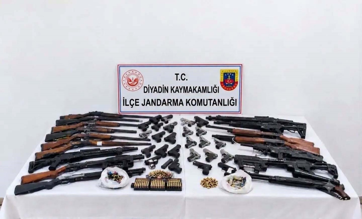 Ağrı'da 3 ilçede silah kaçakçılığı operasyonu, 28 adreste 41 silah ele geçirildi