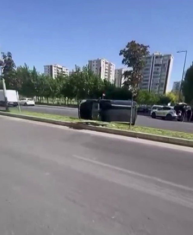 Diyarbakır Kayapınar'da hafif ticari araç refüje çarpıp yan yattı, 1 kişi yaralandı