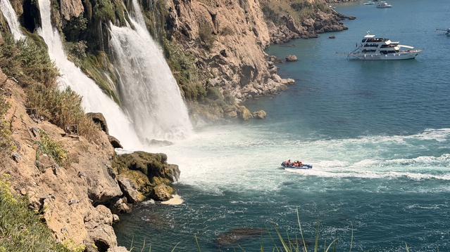 Düden Şelalesi'nde botlar şelalenin altına kadar ilerledi, turistler su serpintisiyle ıslandı