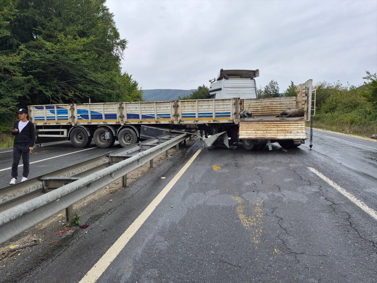 Düzce\'de makaslayan tır bariyere çarptı, Akçakoca yolu ulaşıma kapandı