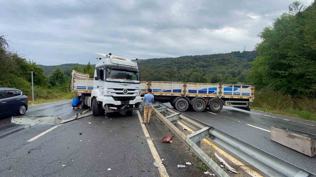 Düzce'de D-655'te makaslayan tır Zonguldak istikametinde trafiği durdurdu