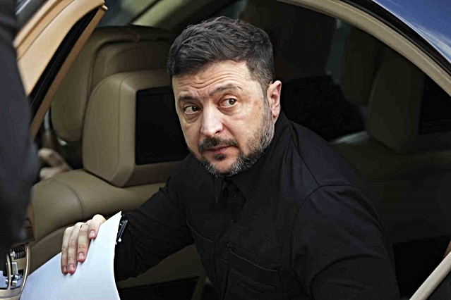 Zelenskiy savaşın gölgesinde tartışmalı bir figüre dönüştü, seçim belirsiz