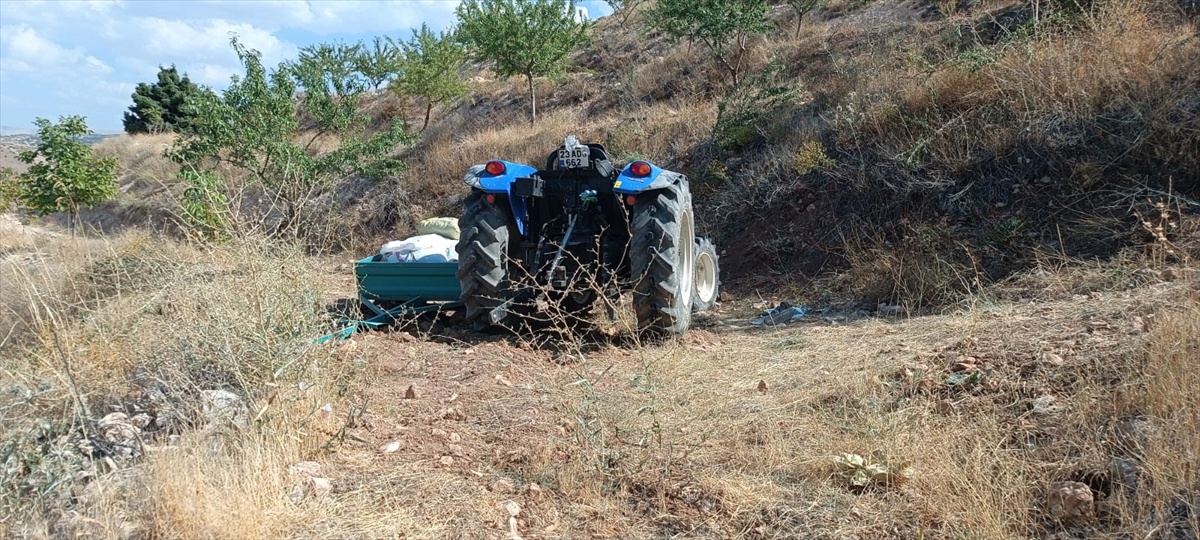 Elazığ Keban\'da badem hasadında devrilen traktörde 2 kişi yaralandı