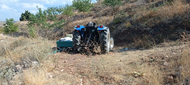 Elazığ Keban'da badem hasadında devrilen traktörde 2 kişi yaralandı