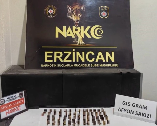 Erzincan'da uyuşturucu operasyonunda şüphelilerin midesinden 2 kilo 675 gram afyon sakızı çıktı