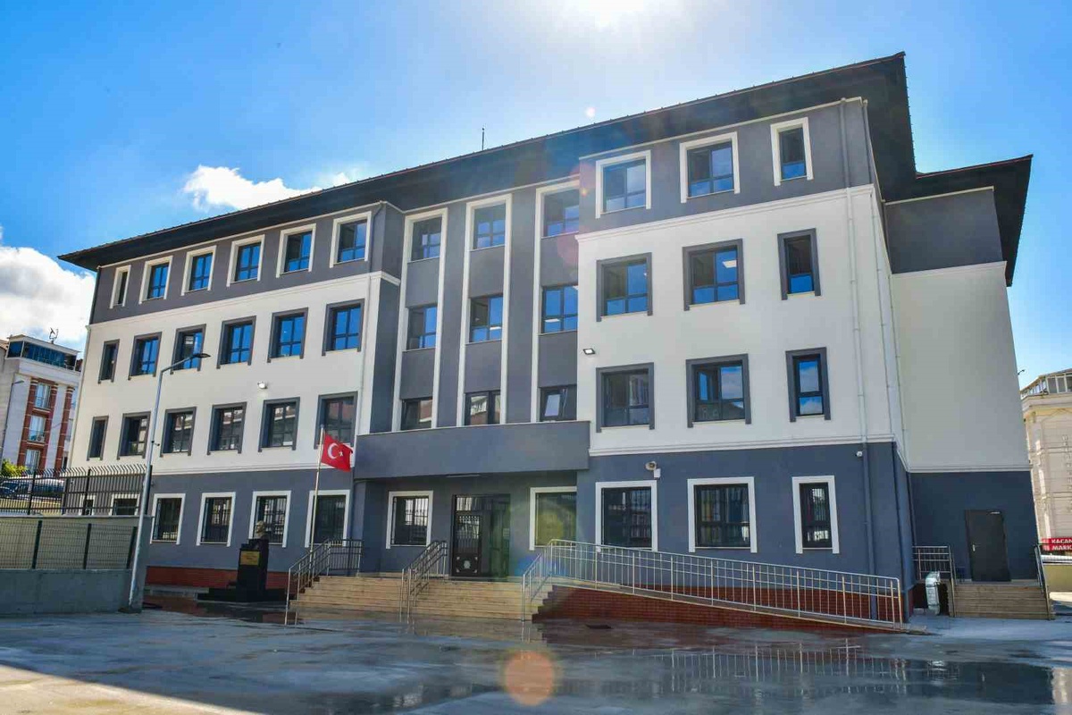Esenyurt Akçaburgaz\'da 16 derslikli okul açıldı, sınıf mevcudu 40\'a düştü