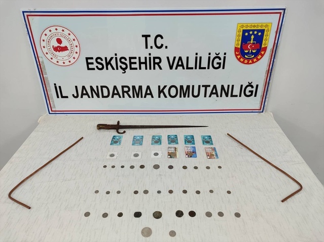 Eskişehir Odunpazarı'nda operasyonda 46 sikke ve tarihi kılıç ele geçirildi