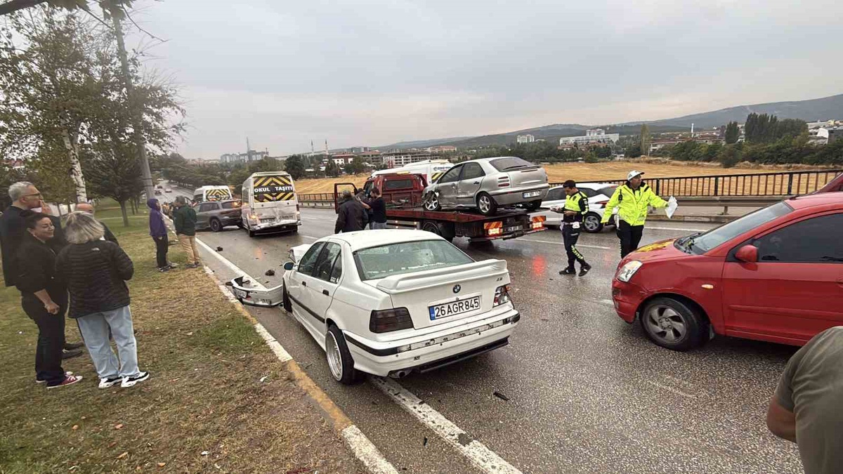 Eskişehir Odunpazarı'nda sağanak sonrası 7 araçlı zincirleme kazada 1 sürücü yaralandı
