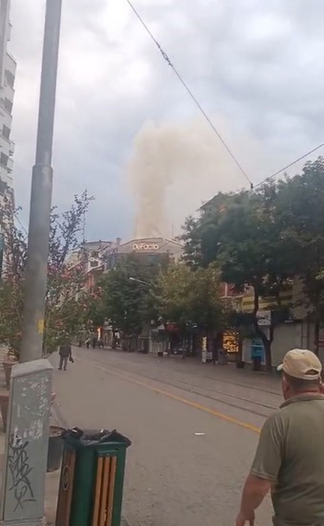 Eskişehir Odunpazarı'nda giyim mağazasının çatısındaki yangın söndürüldü
