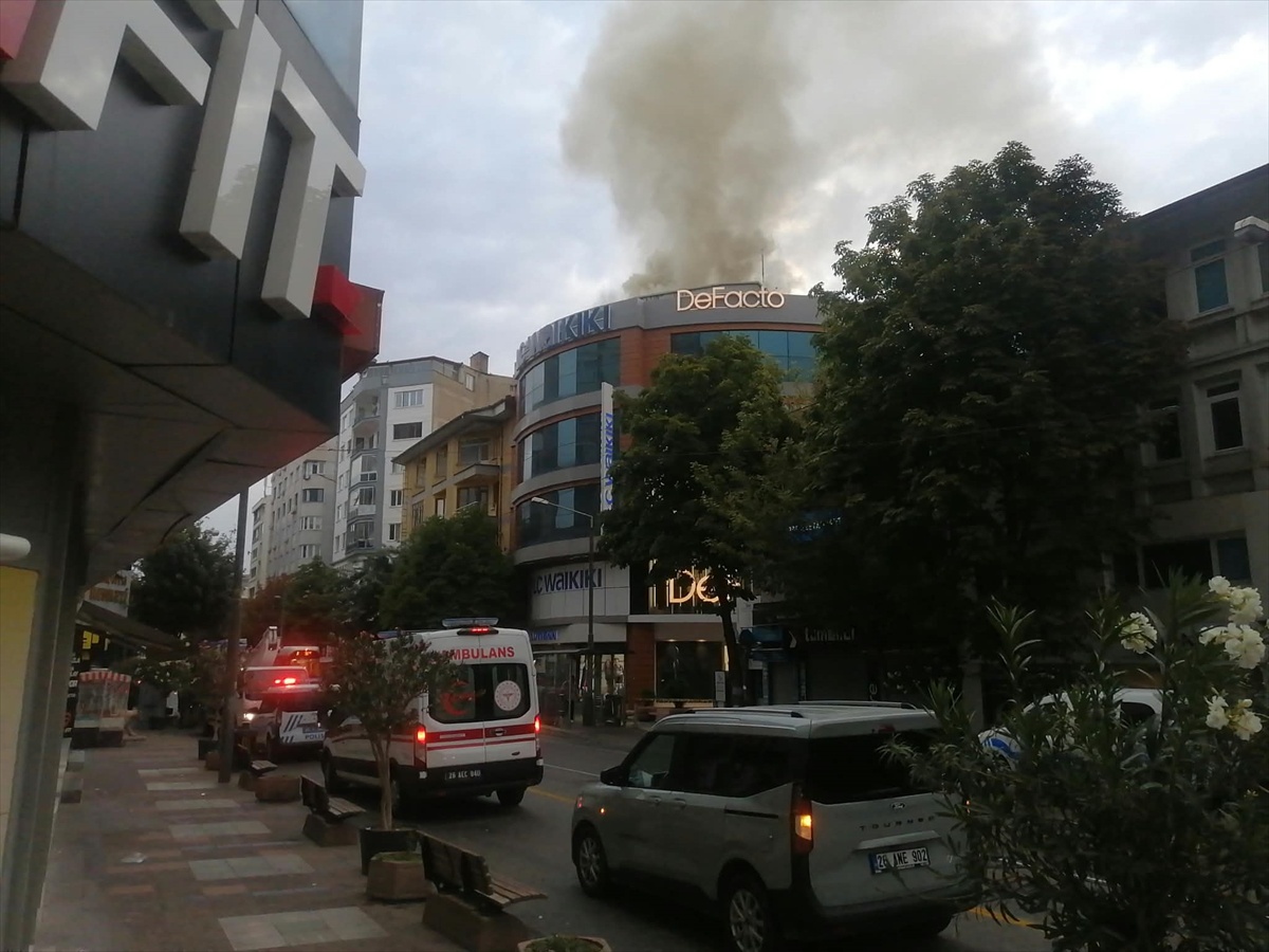 Eskişehir Odunpazarı'nda mağazaların bulunduğu 5 katlı binadaki yangın söndürüldü