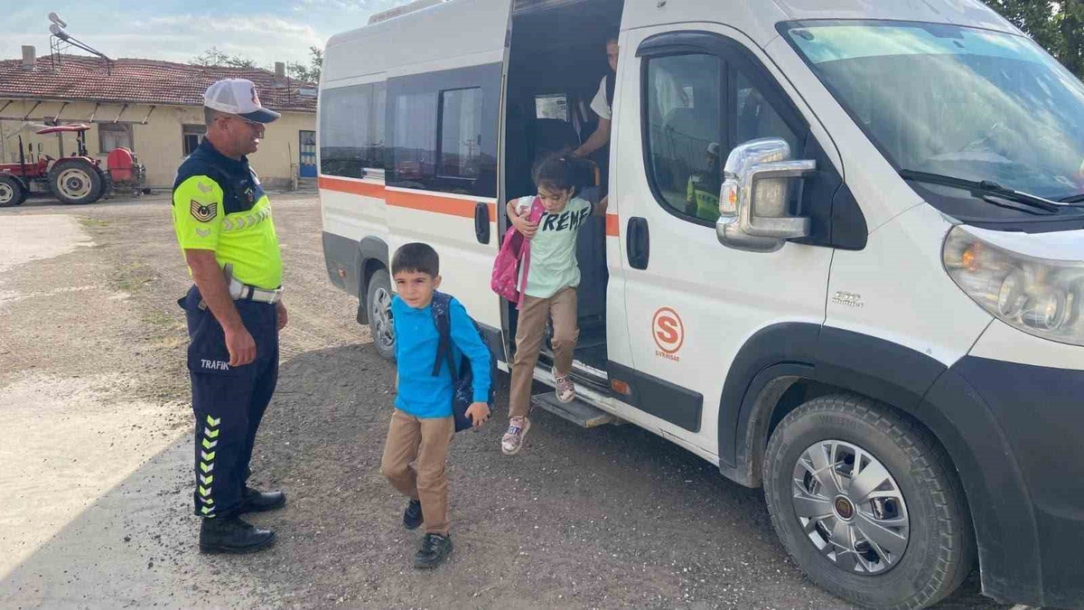 Eskişehir\'de jandarma okul çevresi denetiminde 2 aranan şahıs yakalandı
