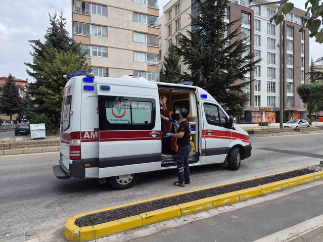 Eskişehir'de yaya geçidinde otomobilin çarptığı bisiklet sürücüsü yaralandı