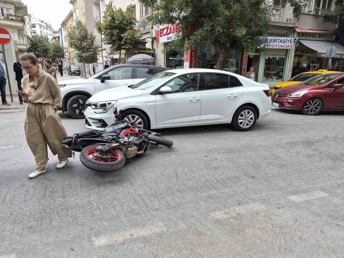 Eskişehir\'de otomobil ile motosiklet çarpıştı, kaza maddi zararla atlatıldı