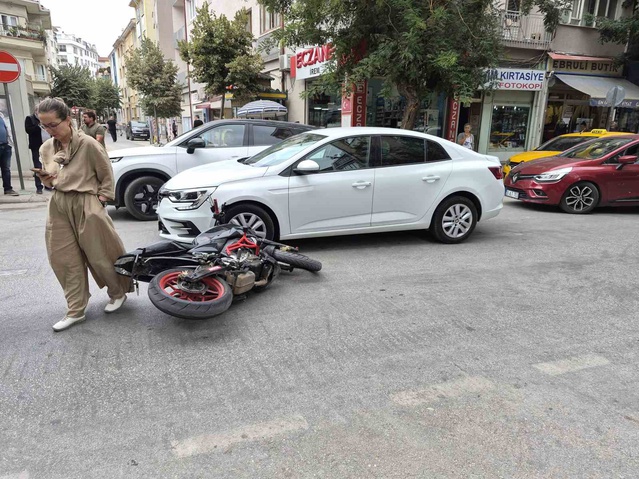 Eskişehir'de otomobil ile motosiklet çarpıştı, kaza maddi zararla atlatıldı