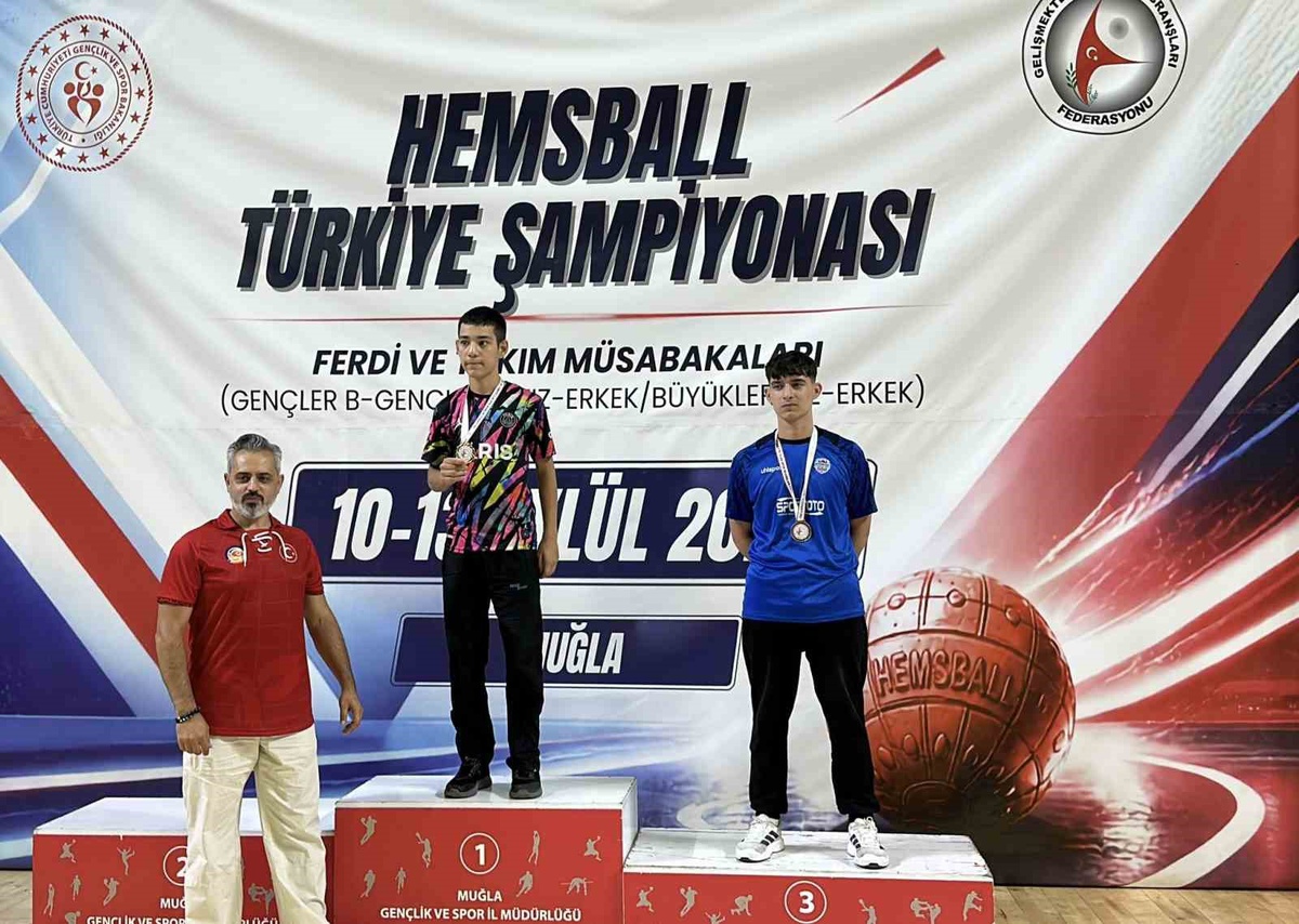 Muğla'da d&uuml;zenlenen Hemsball T&uuml;rkiye Şampiyonası'nda Eskişehirli Mira&ccedil; Demirel şampiyon oldu