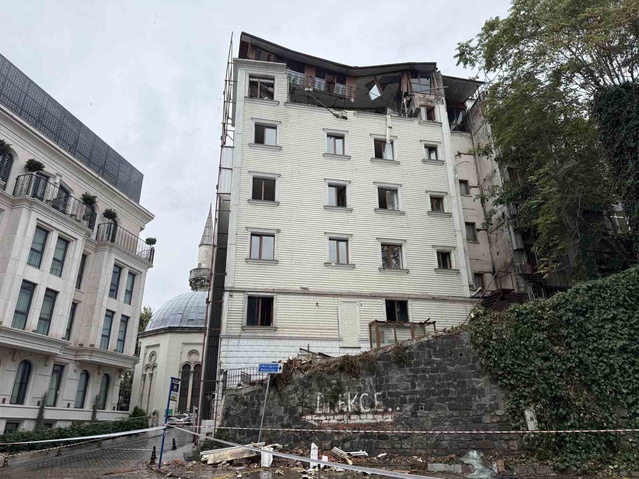 Fatih'te boşaltılan otelin üst katı yağmurda çöktü, 5 araç zarar gördü