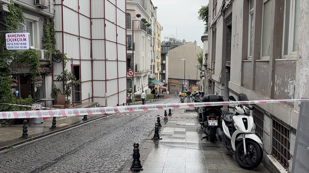 Fatih\'te yıkım kararı verilen boş otelin en üst katı çöktü