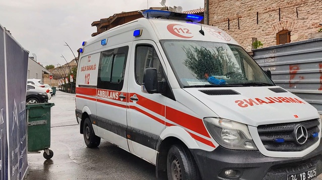 Fatih'te inşaattan düşen işçinin boynuna inşaat demiri saplandı