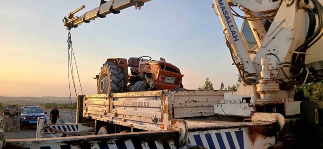 Şanlıurfa Bozova'da fıstık yüklü traktör şarampole devrildi, sürücü ağır yaralandı