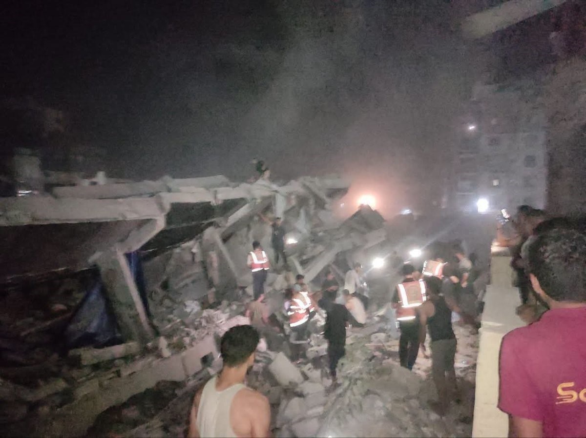 Gazze\'nin batısında yerinden edilmiş Filistinlilerin kaldığı 6 katlı bina yıkıldı, en az 8 ölü