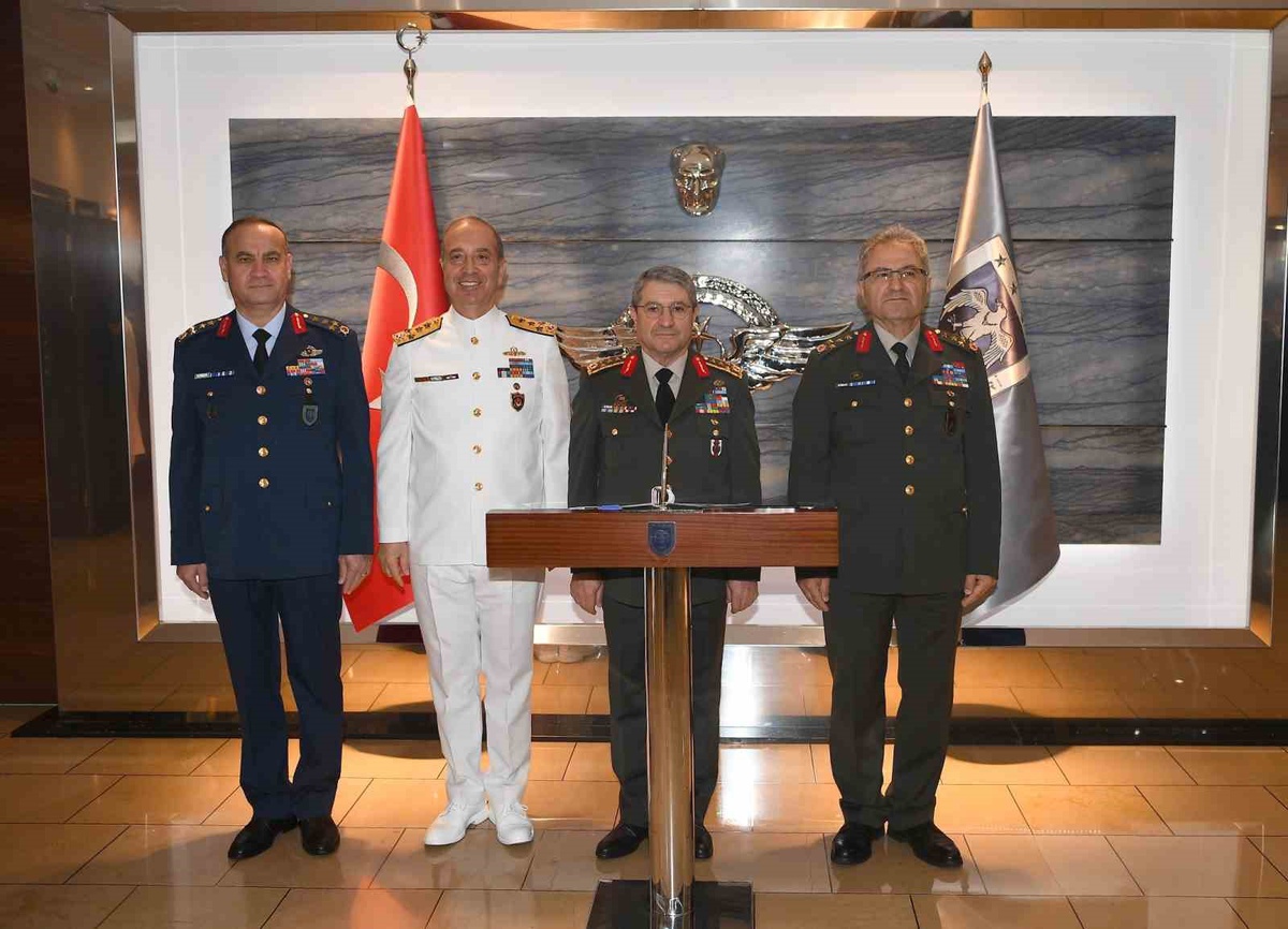 Genelkurmay Başkanı Bayraktaroğlu, Hava Kuvvetleri Komutanlığını ziyaret etti
