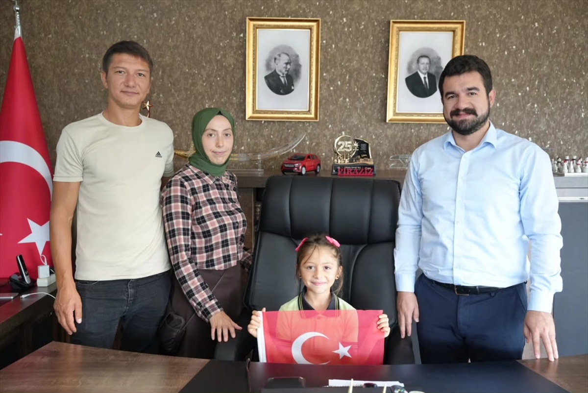 Giresun'da bisiklet süren çocuğun yerdeki Türk bayrağını alarak öpmesi kamerada