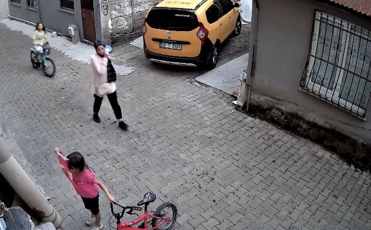 Giresun Piraziz'de bisikletli çocuk yerdeki Türk Bayrağı'nı öpüp kaldırdı