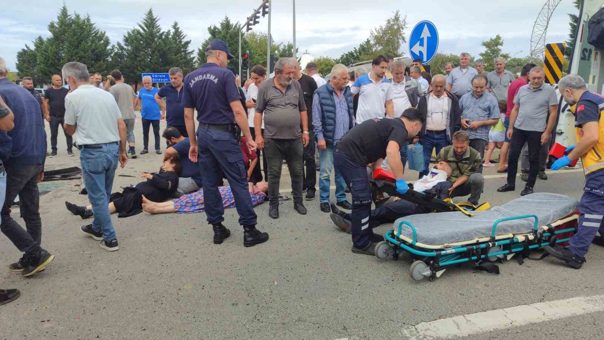 Giresun Eynesil\'de kavşakta iki araç çarpıştı, 4 kişi yaralandı