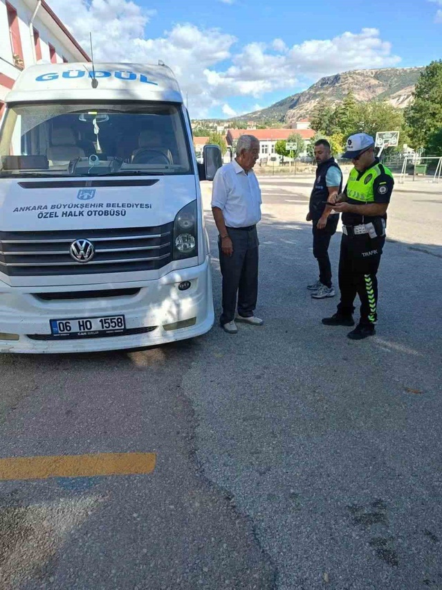 Güdül'de jandarma okul servislerini denetledi, kurallara uymayan sürücülere işlem yapıldı