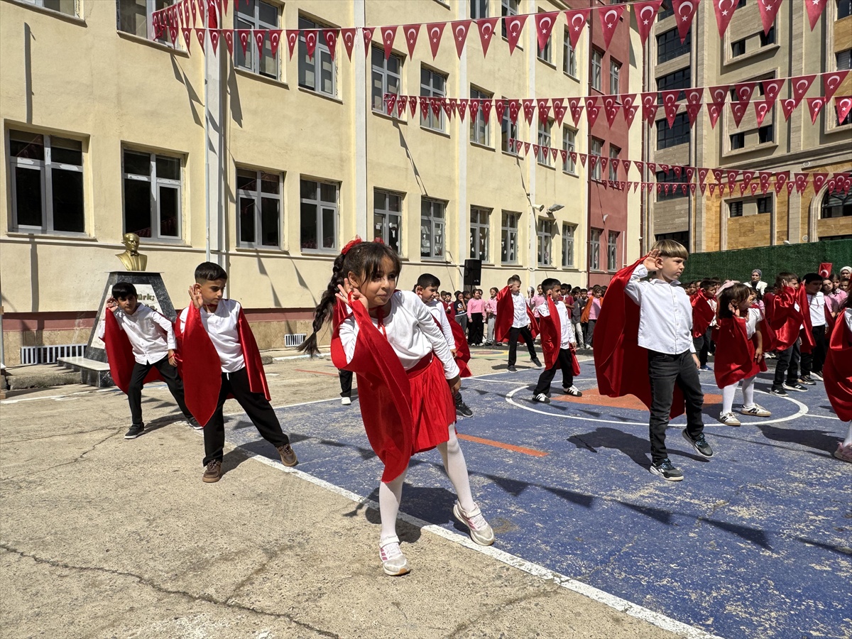 Gümüşhane\'de İlköğretim Haftası Fevzipaşa İlkokulu\'nda törenle kutlandı