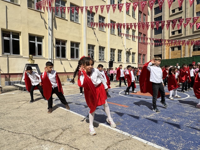 Gümüşhane'de İlköğretim Haftası Fevzipaşa İlkokulu'nda törenle kutlandı