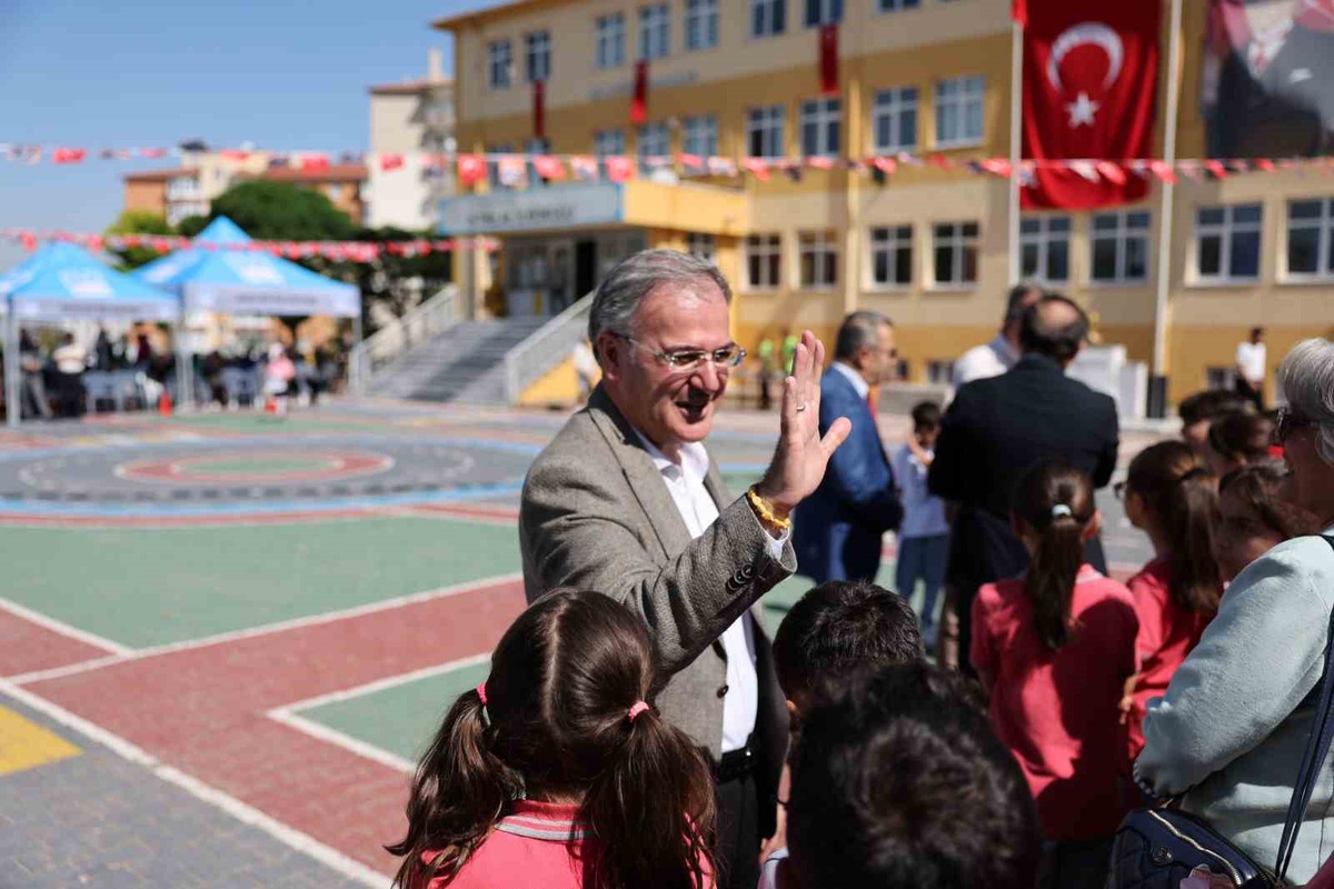 Hacılar Belediye Başkanı Özdoğan, İstiklal İlkokulu\'nda öğrencilerle buluştu
