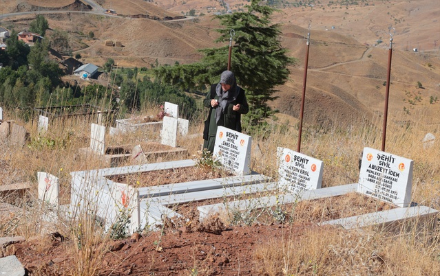 Hakkari Geçitli'de 2010'daki saldırıda ölen 9 kişi mezarları başında anıldı