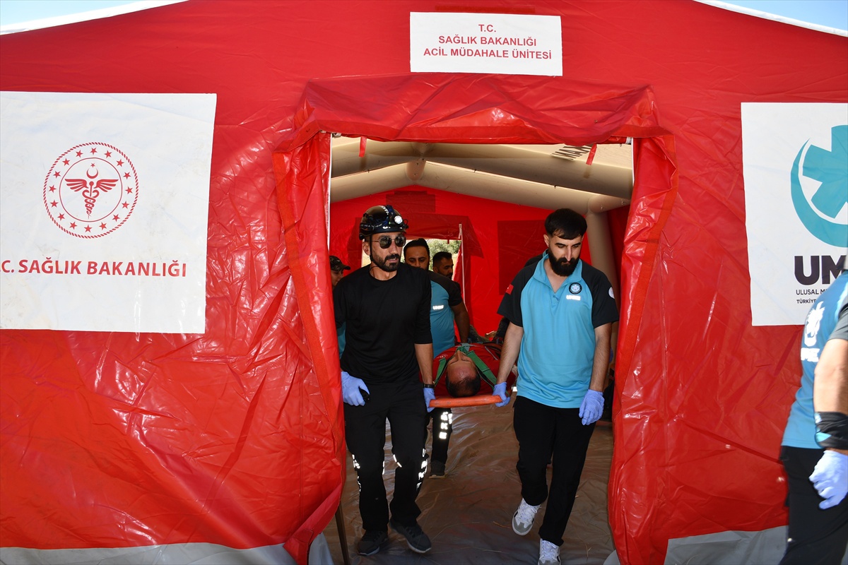Hakkari\'de göç tatbikatında 10 bin kişilik senaryo ve kurtarma test edildi