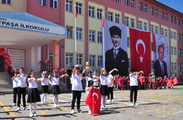 Kars'ta halk oyunları gösterisine katılan 3 yaşındaki Begüm'e Vali Polat'tan bayrak hediyesi