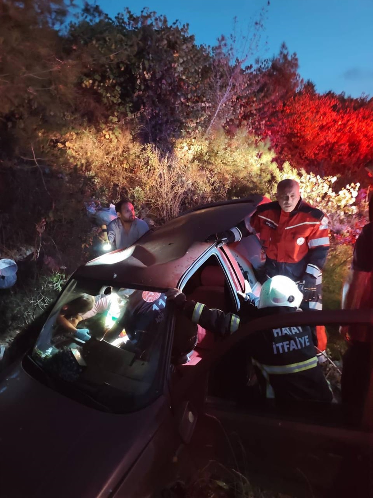 Hatay\'da menfeze devrilen otomobildeki 4 kişi yaralandı