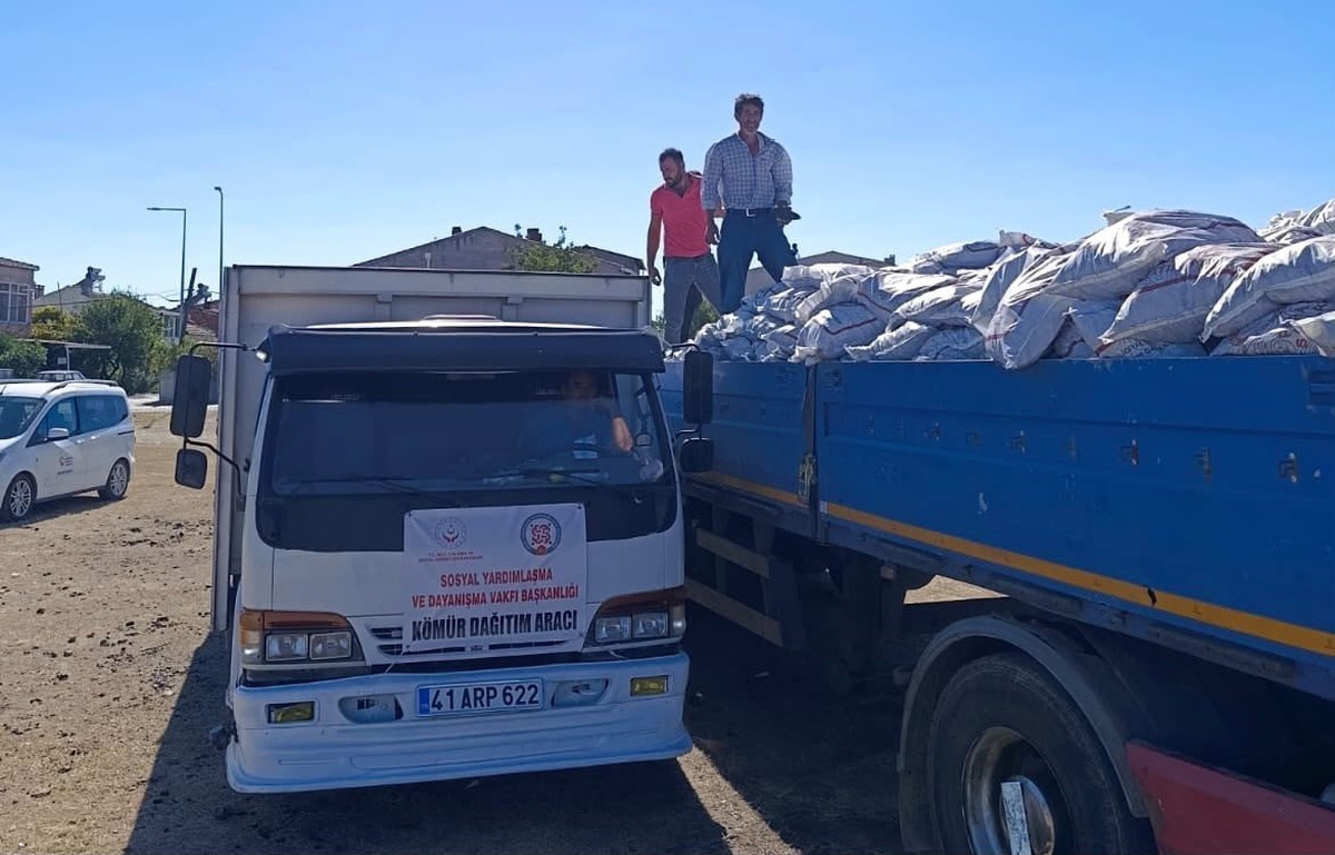 Hayrabolu'da 1150 haneye toplam 935 ton kömür yardımı dağıtılıyor
