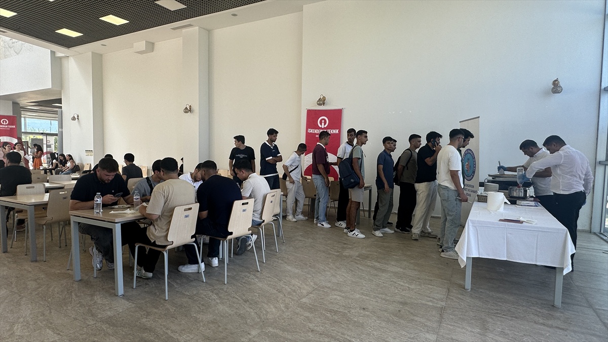 İSTE\'ye yeni başlayan öğrencilere coğrafi işaret tescilli künefe ikram edildi