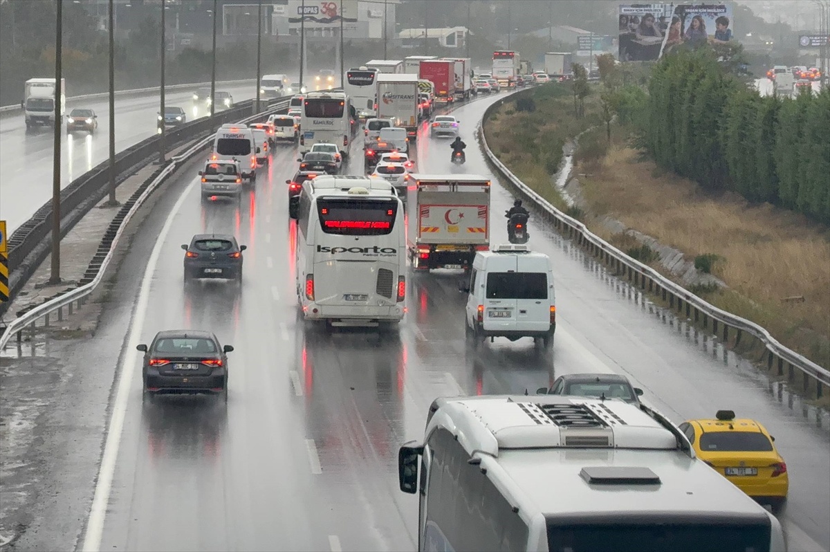 İstanbul Anadolu Yakası\'nda trafik yoğunluğu yüzde 83\'e çıktı