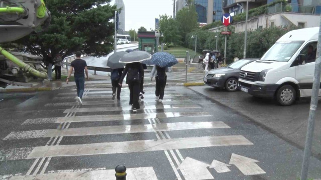 İstanbul Anadolu Yakası'nda sabah yağmuru trafiği kilitledi, vatandaşlar zor anlar yaşadı