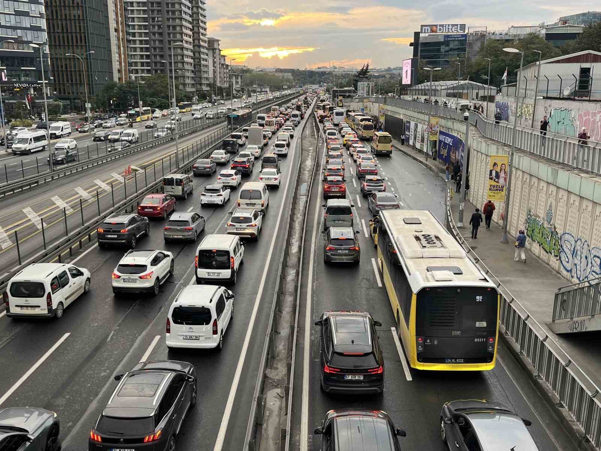 İstanbul\'da akşam trafiği yağışla yüzde 78\'e çıktı, D-100\'de kuyruklar oluştu