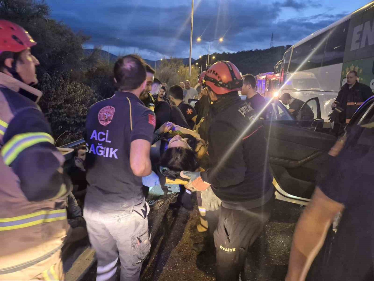 İstanbul-İzmir Otoyolu’nda 7 aracın karıştığı zincirleme kazada 11 kişi yaralandı