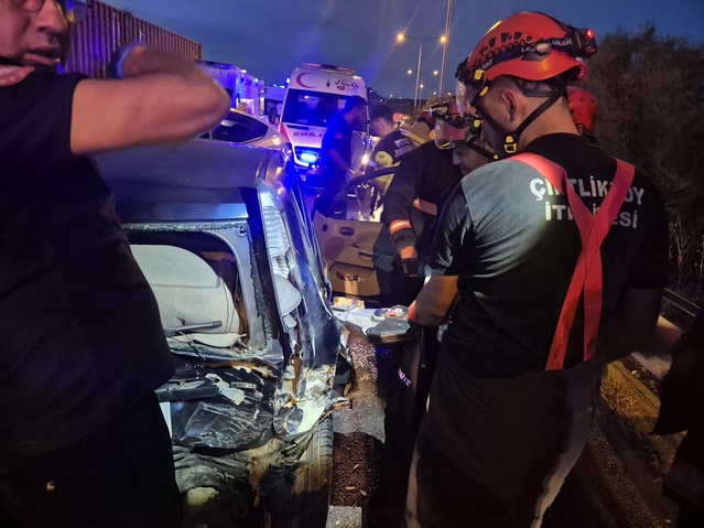 Bursa'da otoyolda 5 araçlı zincirleme kazada 11 kişi yaralandı