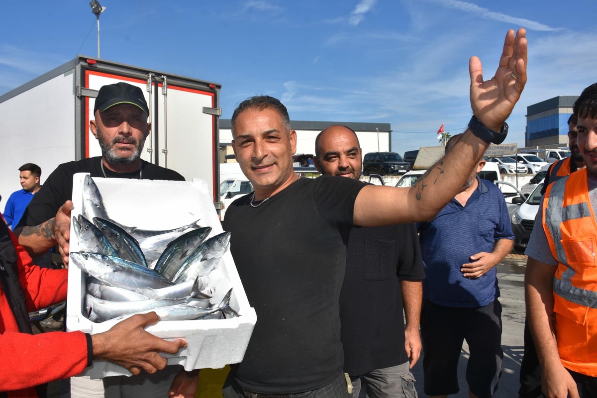 İzmir\'de balık bolluğu fiyatları düşürdü, palamut halde 60 TL\'den satılıyor