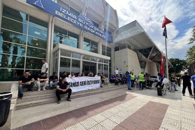 İZENERJİ işçileri sağlık raporu gerekçesiyle işten çıkarılmalarını Kültürpark'ta protesto etti