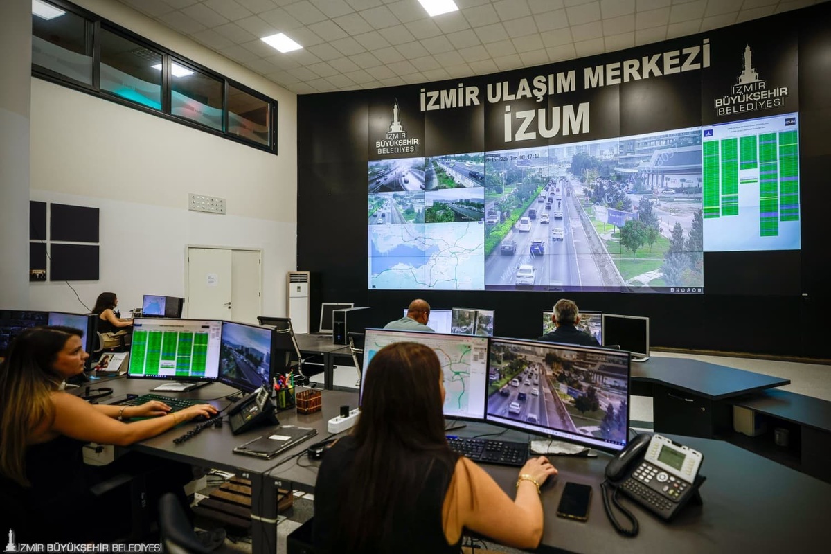 İzmir\'de okul trafiği İZUM\'un 85 kamerasıyla anlık izleniyor