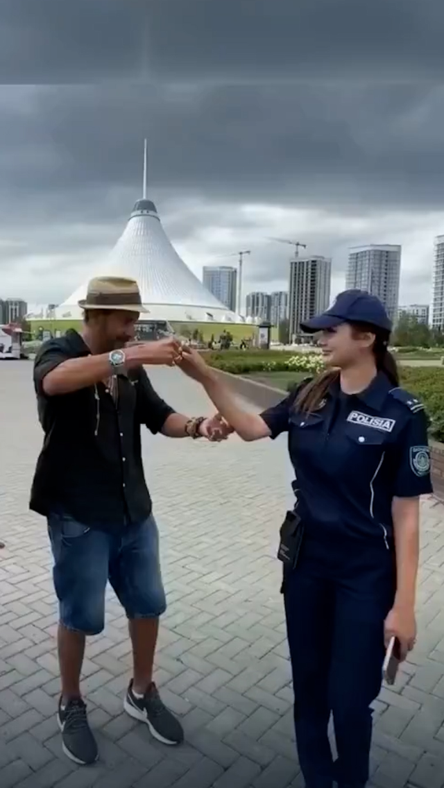 Kadın polisi kucağına alıp döndürdü! Tepki çeken görüntülere ağır yaptırım