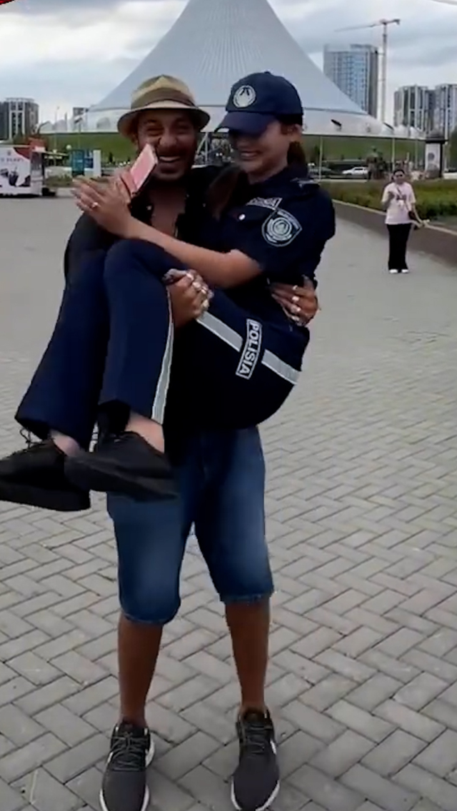 Kadın polisi kucağına alıp döndürdü! Tepki çeken görüntülere ağır yaptırım