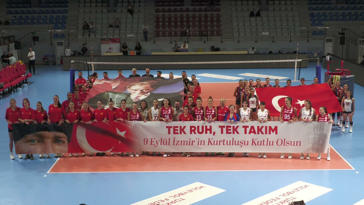 Kadın voleybolculardan İzmir’in kurtuluşuna özel dostluk maçı